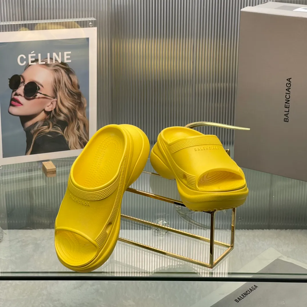 👟👟Ex-factory price 380👟👟 35-41 ‍🔥 ‍🔥 ‍🔥Balenciaga’s latest hole-in-the-wall slippers are now available! 🎉🎉🎉A sandal that is popular on Instagram, 🎊🎊🎊 and all major platforms of Xiaohongshu! Made of high-tech materials and molded in one piece, it is lightweight, wear-resistant, and waterproof! ✨✨✨ The heel height is 6CM. The colors are being added one after another to meet your various color combinations and different needs. A very cost-effective product!